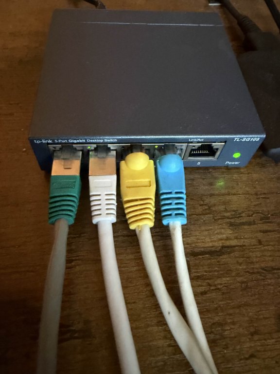 Image du TP Link.<br /><br />Câble gris avec embout bleu/vert = Lien avec la box.<br /><br />Les autres sont les deux PC + une Nintendo Switch 2.